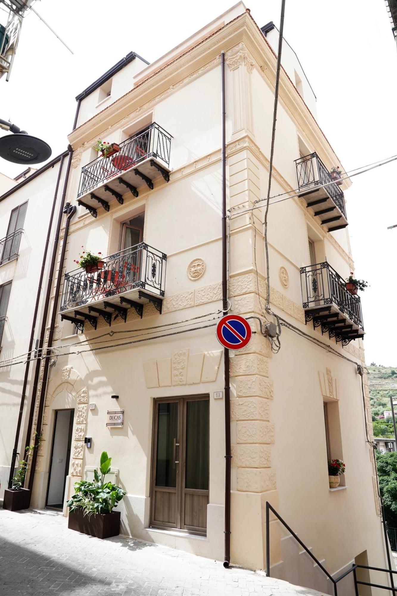 Ducas Rooms And Suite Lascari Exterior photo