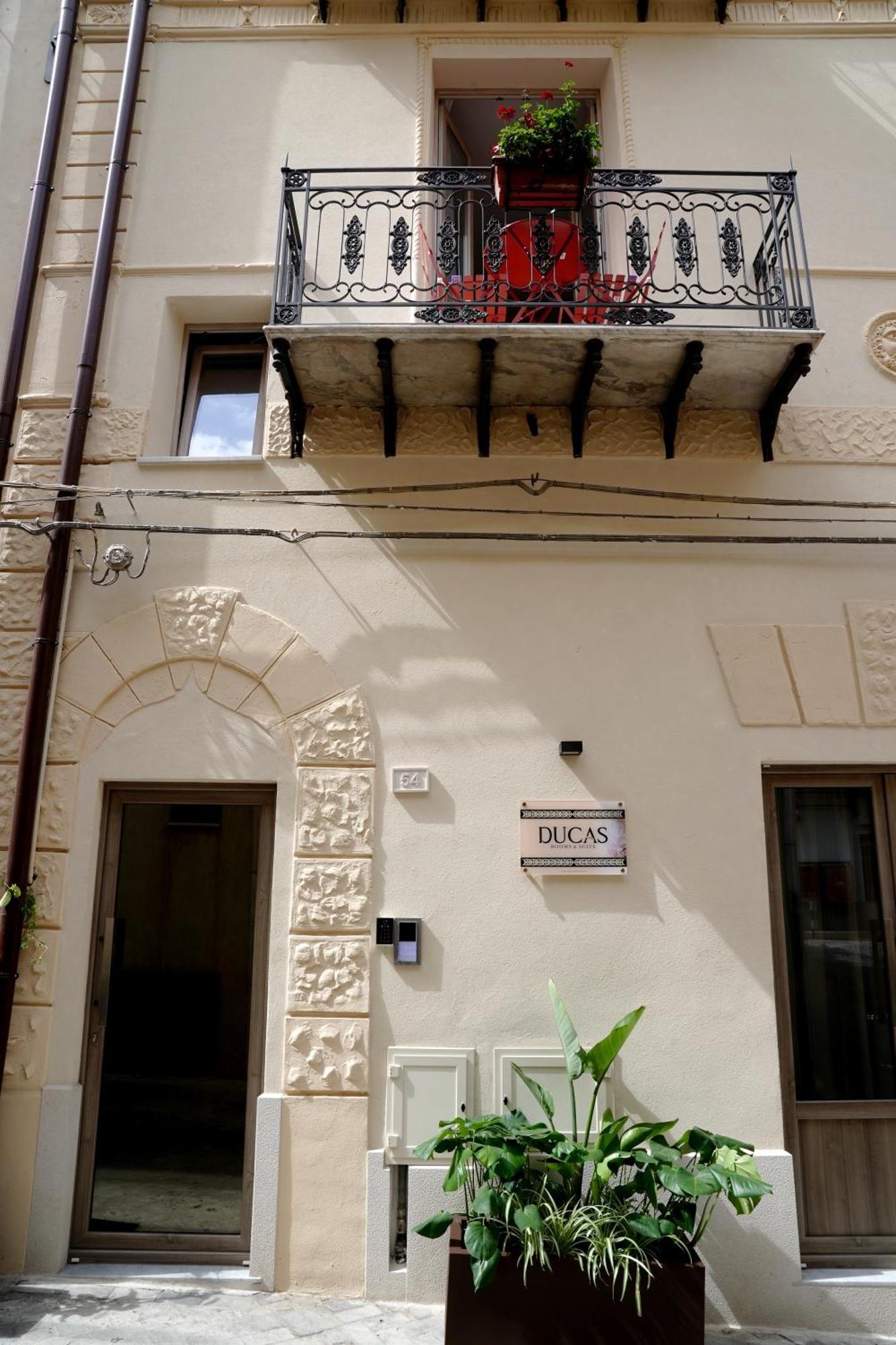 Ducas Rooms And Suite Lascari Exterior photo