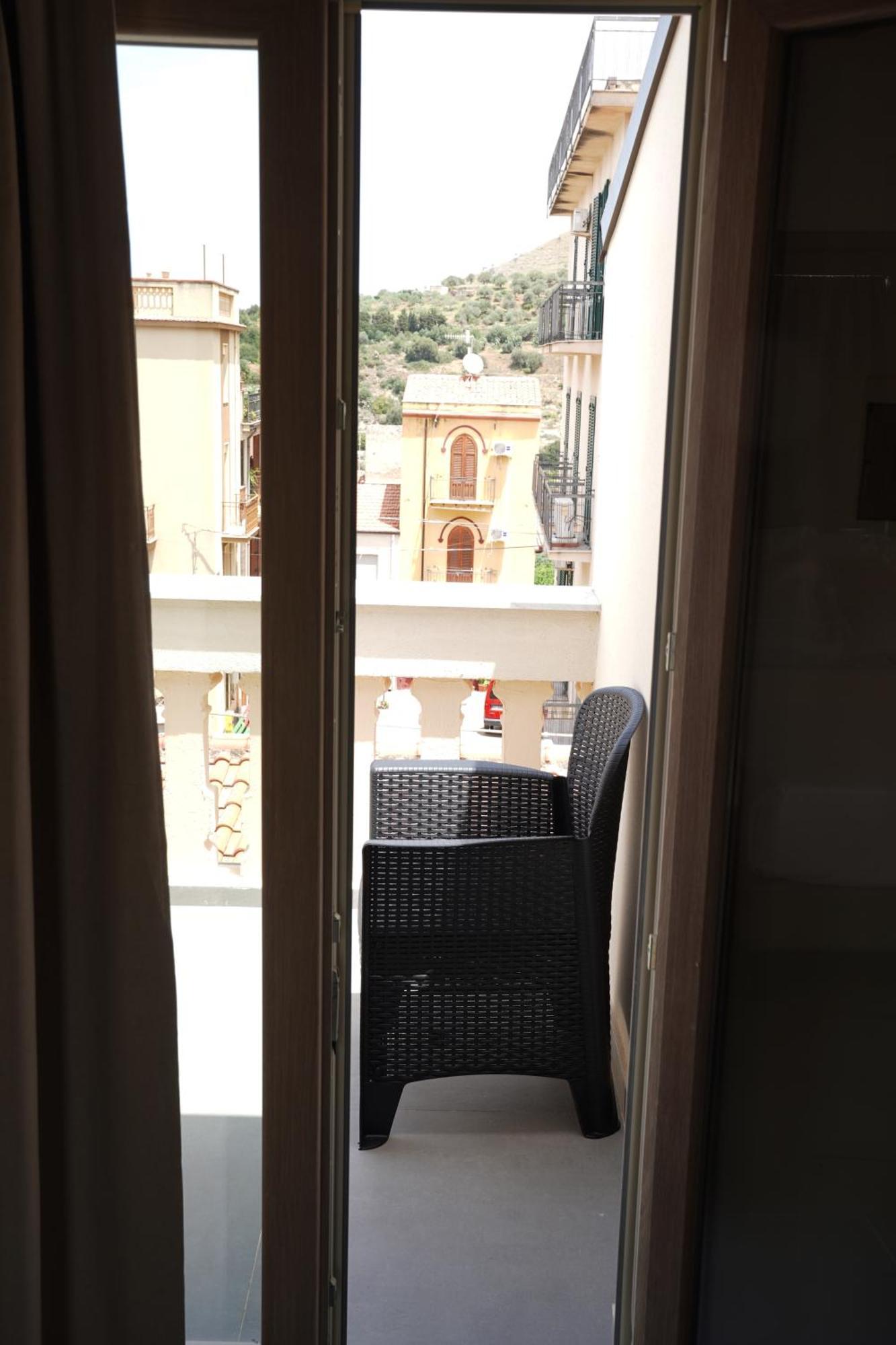 Ducas Rooms And Suite Lascari Exterior photo
