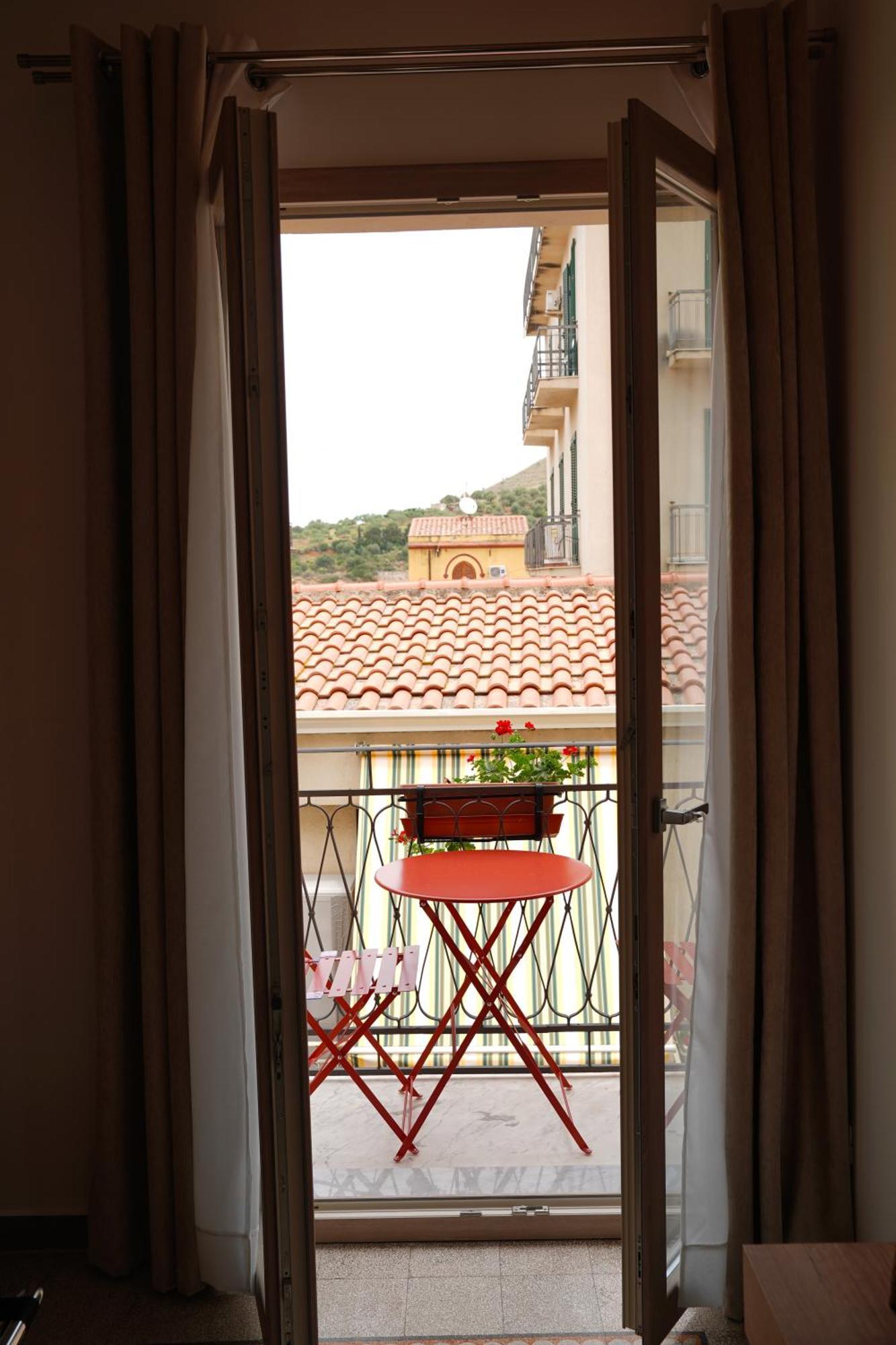 Ducas Rooms And Suite Lascari Exterior photo